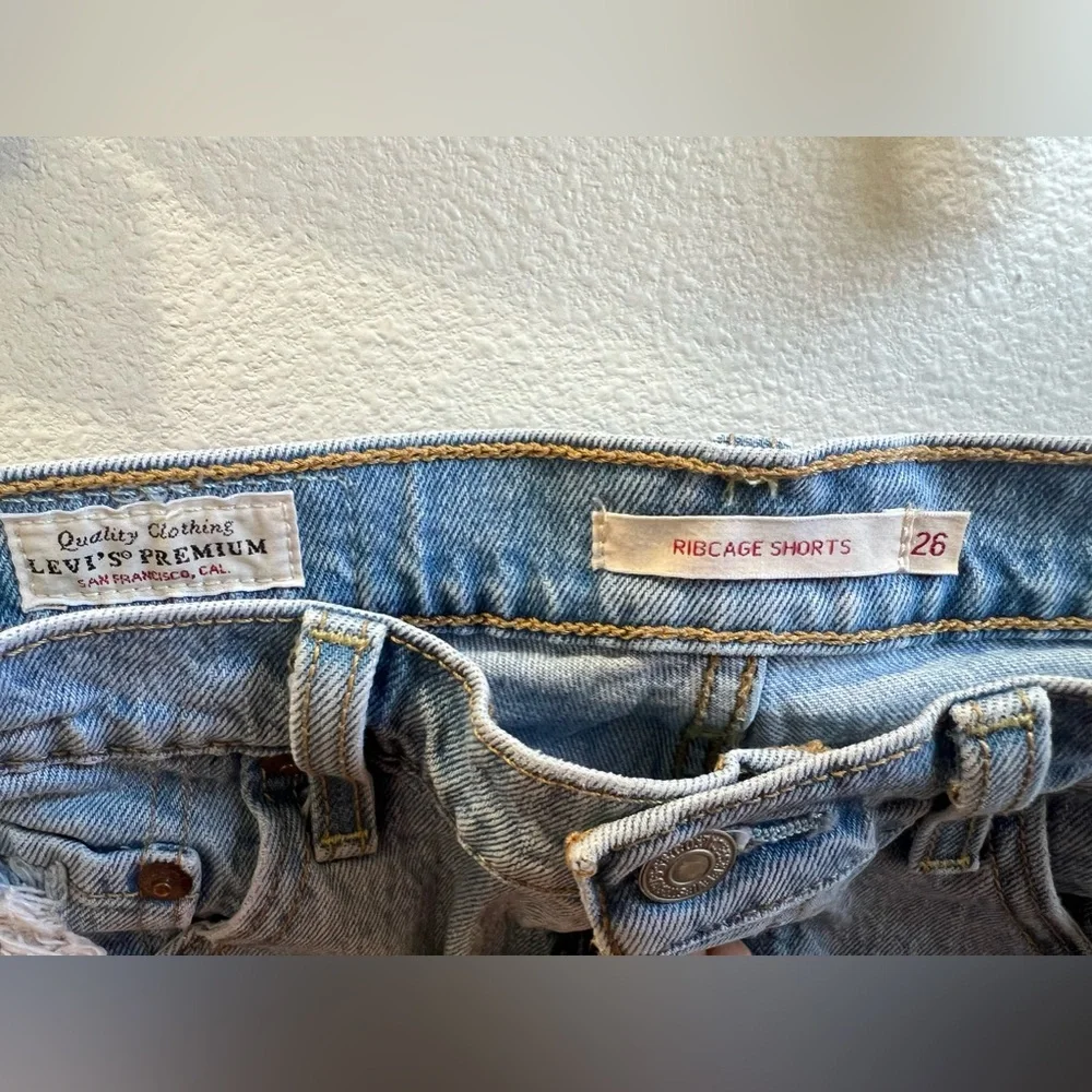 Levi’s premium rib cage shorts size 26 with distress. Light wash. - Picture 4 of 6